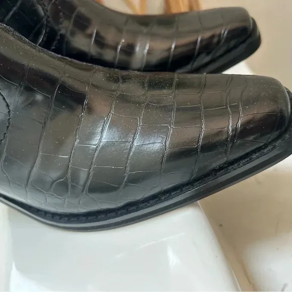 Woman's 9.5 black crocodile ankle bootie with a block heel nwot