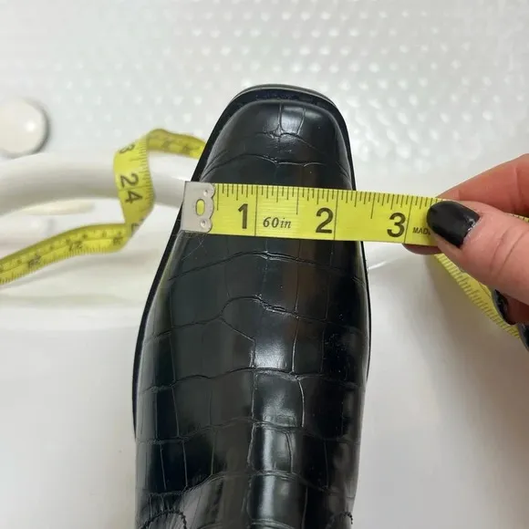 Woman's 9.5 black crocodile ankle bootie with a block heel nwot
