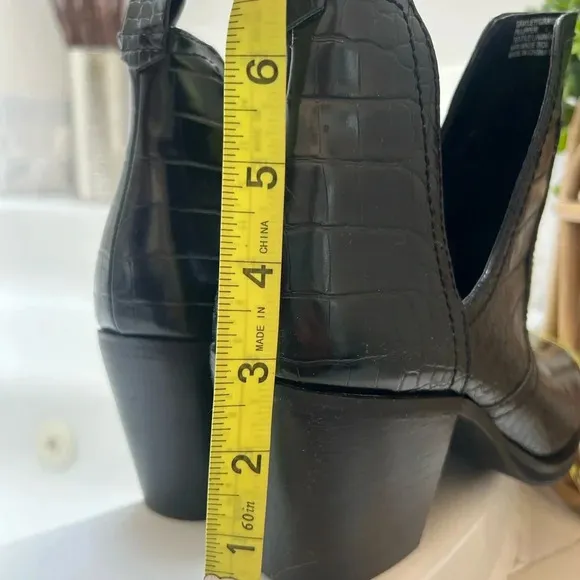 Woman's 9.5 black crocodile ankle bootie with a block heel nwot