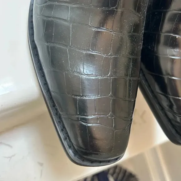 Woman's 9.5 black crocodile ankle bootie with a block heel nwot