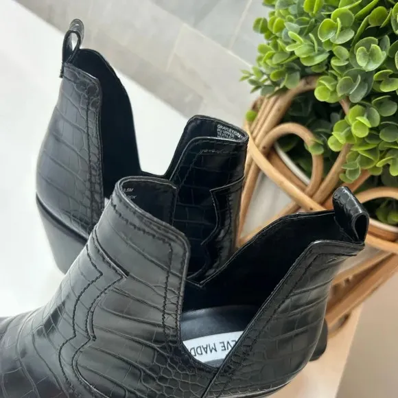 Woman's 9.5 black crocodile ankle bootie with a block heel nwot