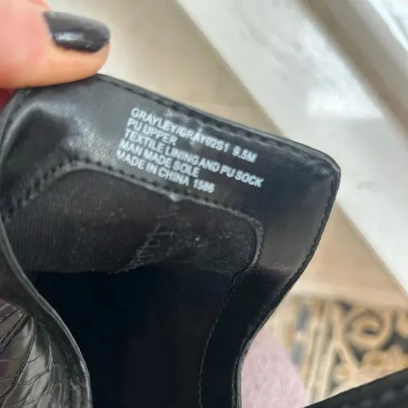 Woman's 9.5 black crocodile ankle bootie with a block heel nwot