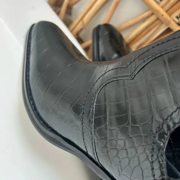 Woman's 9.5 black crocodile ankle bootie with a block heel nwot