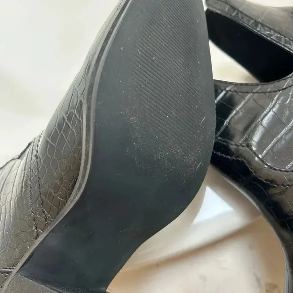 Woman's 9.5 black crocodile ankle bootie with a block heel nwot