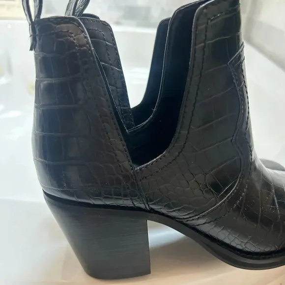 Woman's 9.5 black crocodile ankle bootie with a block heel nwot