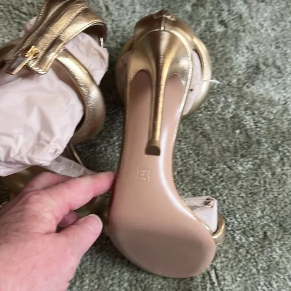 Women’s size 7 BIJOUX metallic gold heels one heel does have some blemish on it.