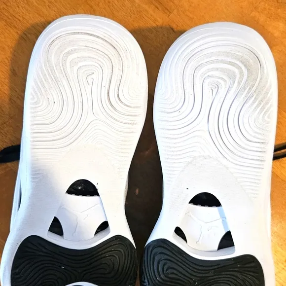 Worn Once - JORDAN TATUM 1 ZOO - Black Athletic/Basketball Shoes, Size 8.5