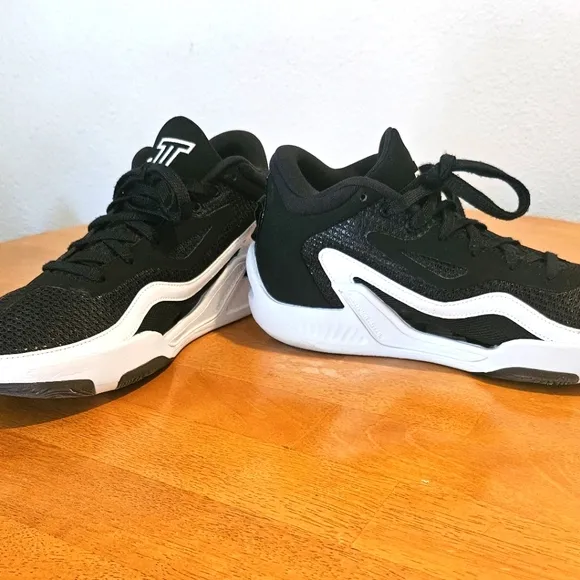 Worn Once - JORDAN TATUM 1 ZOO - Black Athletic/Basketball Shoes, Size 8.5