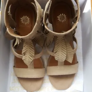 Yellow box shoes💋..