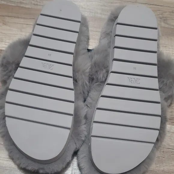 ZARA FAUX FUR LOW HEEL SANDALS Bloggers favorite