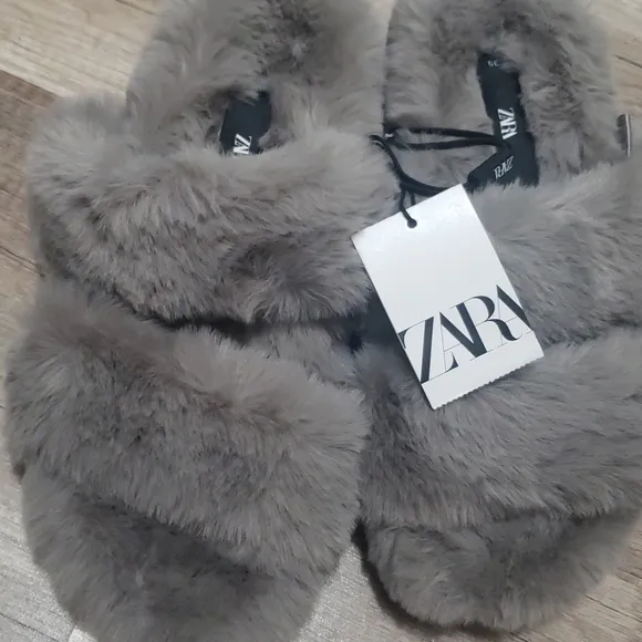 ZARA FAUX FUR LOW HEEL SANDALS Bloggers favorite