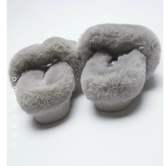 ZARA FAUX FUR LOW HEEL SANDALS Bloggers favorite