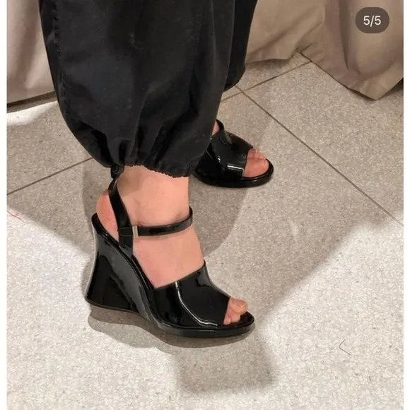 ZARA Faux patent leather wedge sandals 1307/110