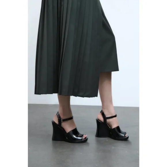 ZARA Faux patent leather wedge sandals 1307/110