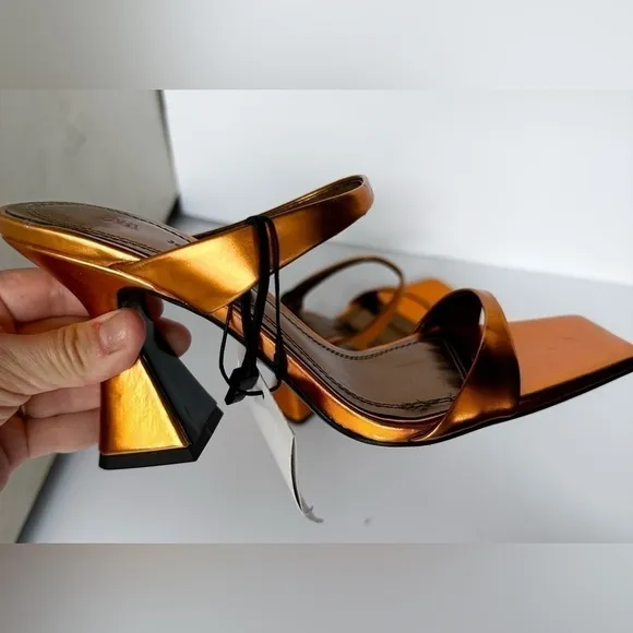 ZARA Heeled Metallic Sandals 1323/110